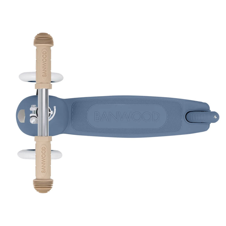 Flat-lay isometric view of scooter components showing handlebar, deck and wheels