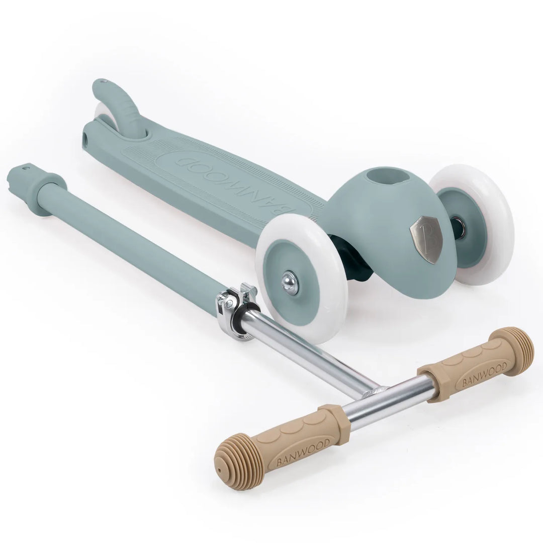 Scooter with four interchangeable wooden T-bar handlebar height options stacked above Banwood