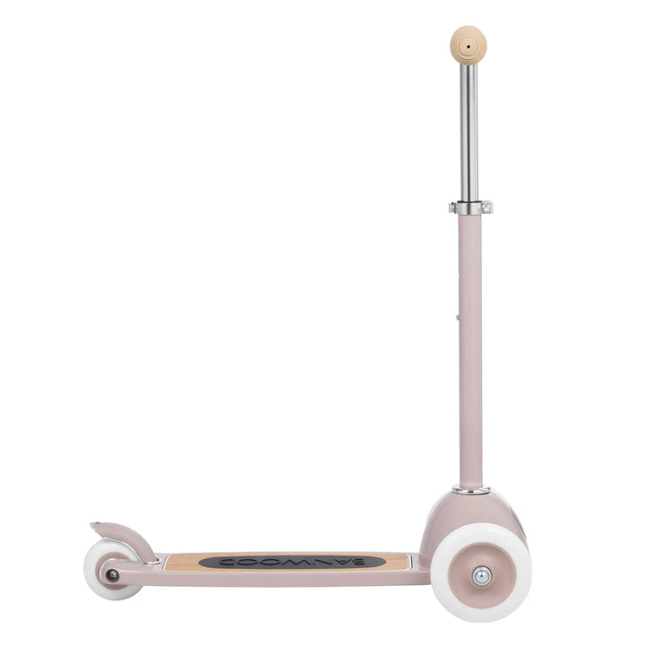 Adjustable T-handlebar stem with wooden grip detail on Banwood scooter