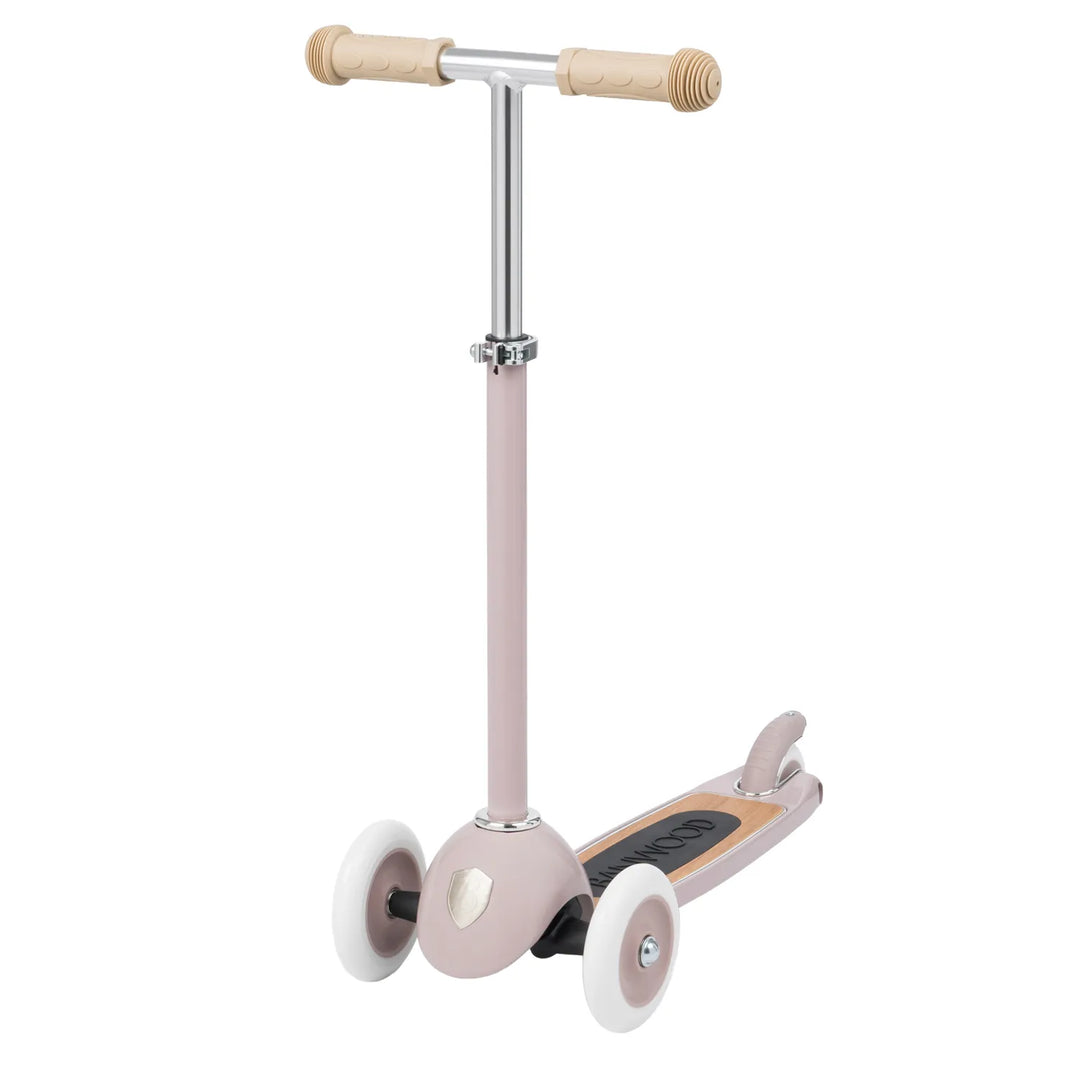 Three-quarter view of dusty pink Banwood scooter with wicker basket