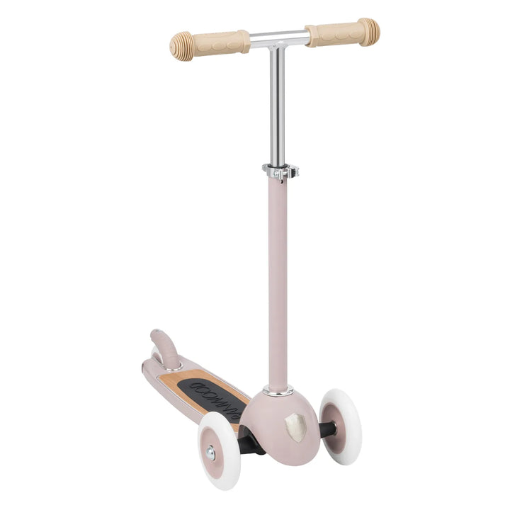 Front wheel steering assembly close-up on Banwood scooter