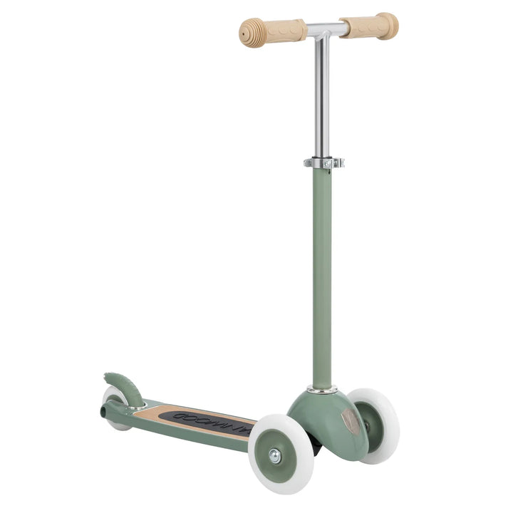 Scooter front view with wooden T-handlebar, no basket attachment Banwood