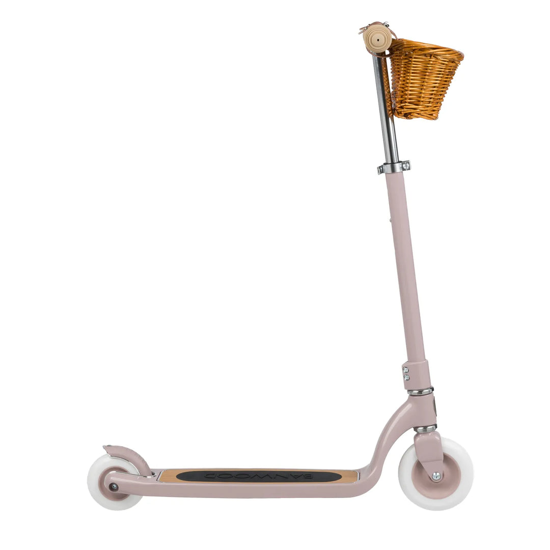 Banwood Maxi Scooter Dusty Pink with wicker basket, side view on white background