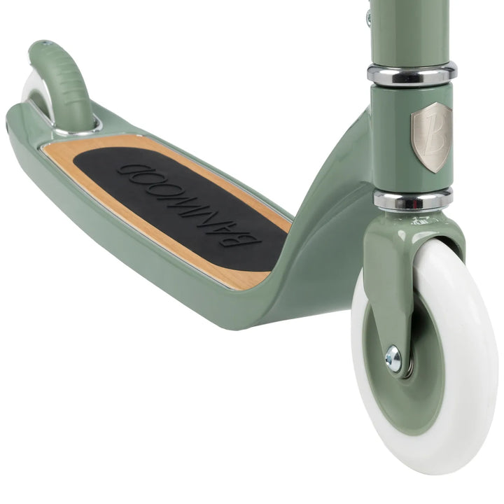 Banwood scooter deck close-up showing oak wood and brake detail