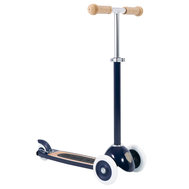 Scooter front view with bare handlebars no basket Banwood