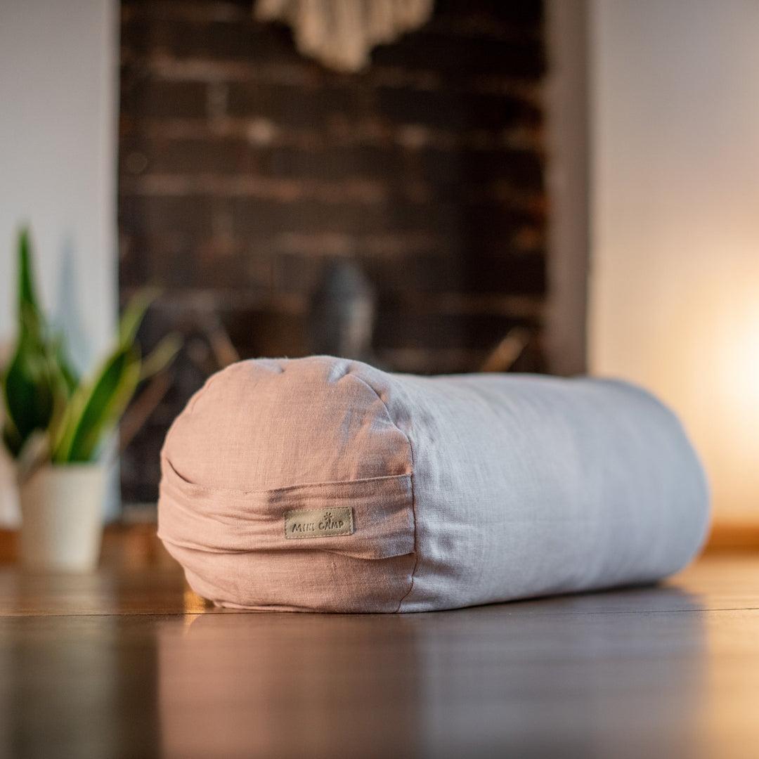MINICAMP Dusty Pink linen yoga bolster, close view of the round end and woven MINICAMP label