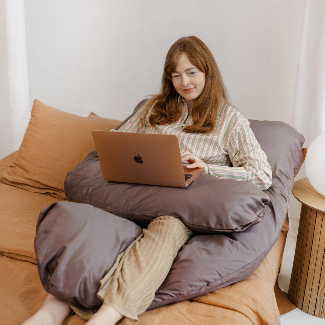 MINICAMP U-shaped comfort pillow in cacao, detail view