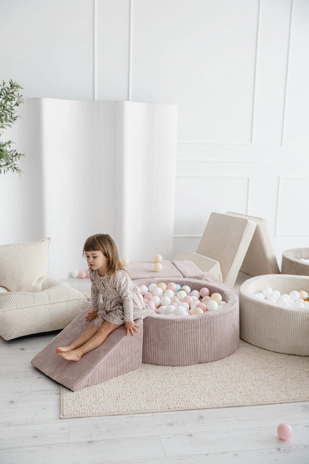 Monio for Kids Dirty Pink Corduroy Round Ball Pit — product detail showing corduroy cover and zip closure