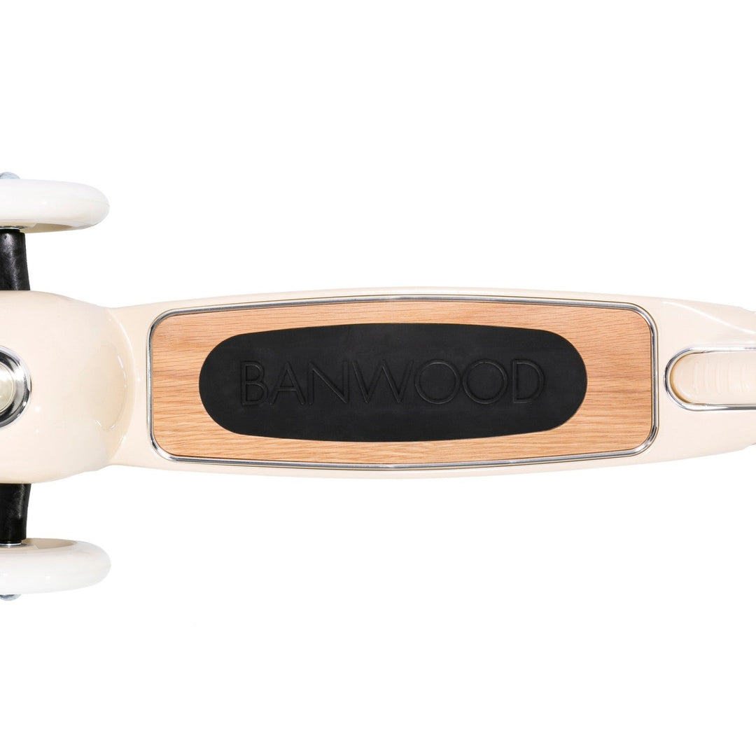 Detailed view of textured wooden handlebar grip with Banwood branding on scooter