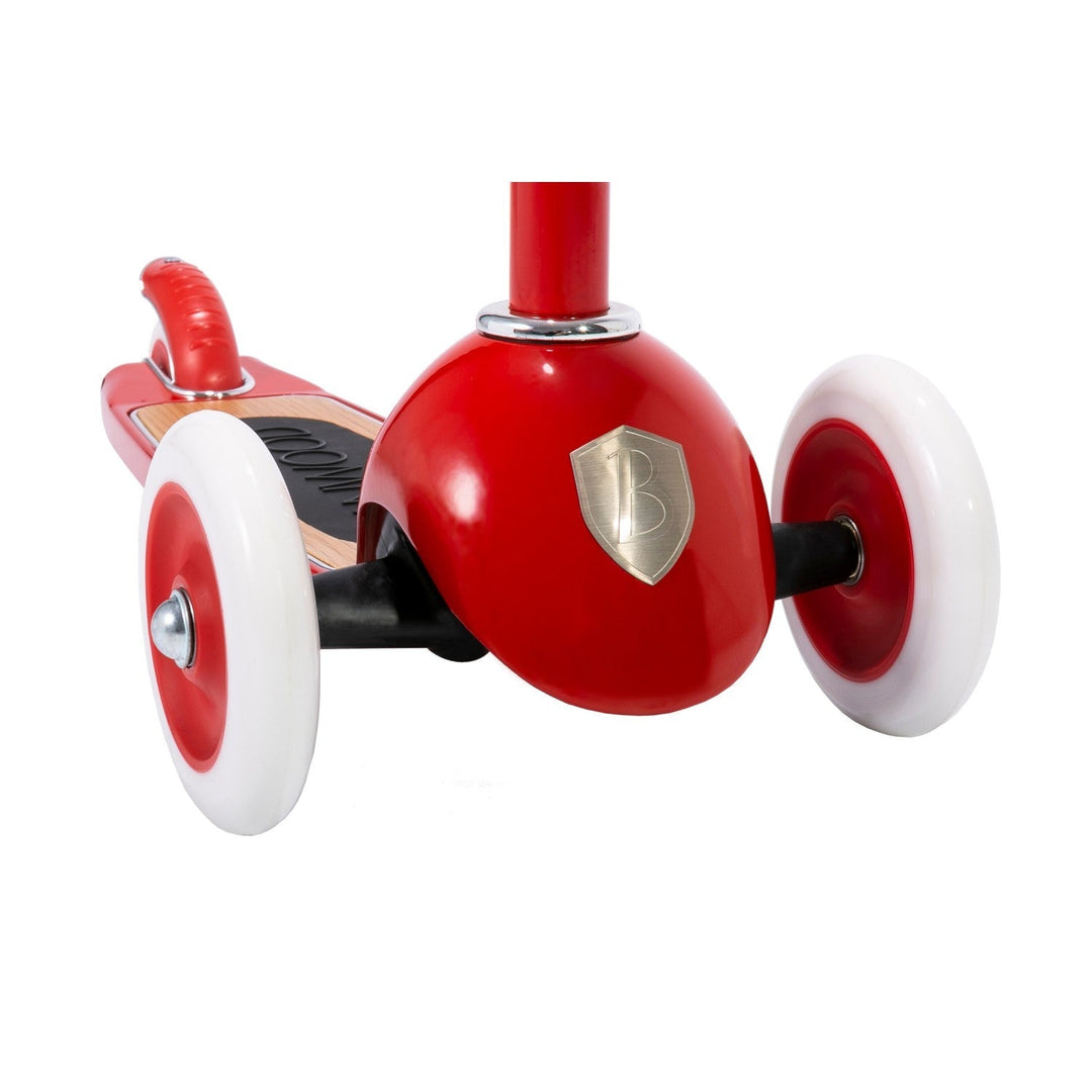 Banwood branding detail on wooden footplate with red frame edge