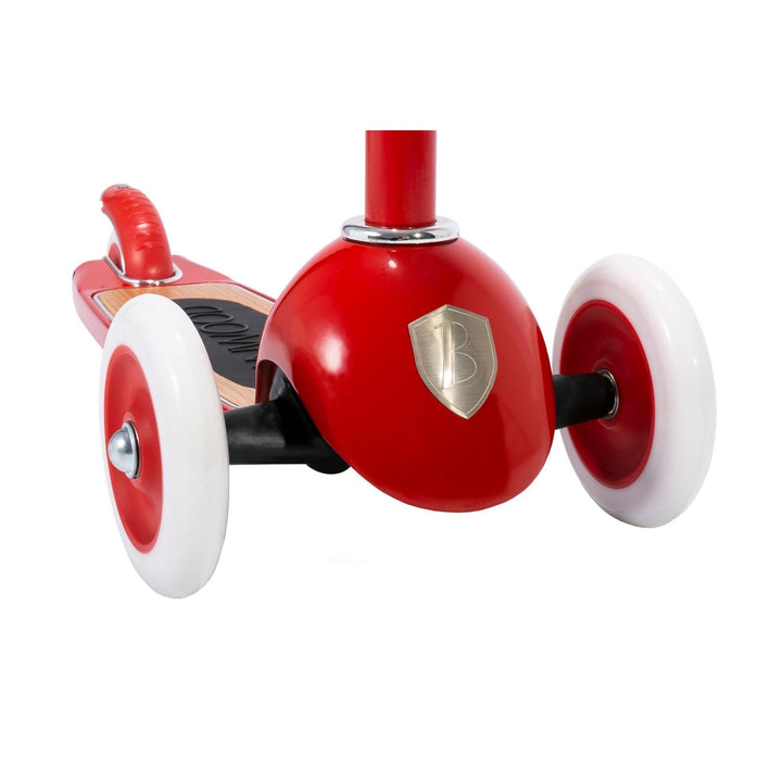 Banwood branding detail on wooden footplate with red frame edge