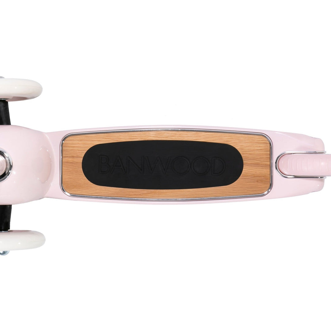 Wooden handlebar grip close-up with Banwood embossing and grooved rubber texture