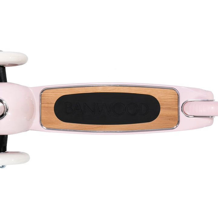 Wooden handlebar grip close-up with Banwood embossing and grooved rubber texture