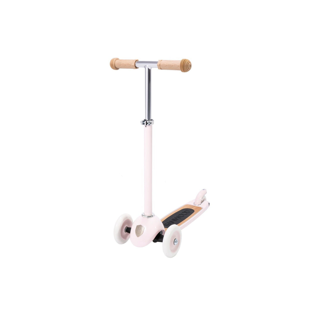 Scooter three-quarter view highlighting three-wheel stance and Banwood logo