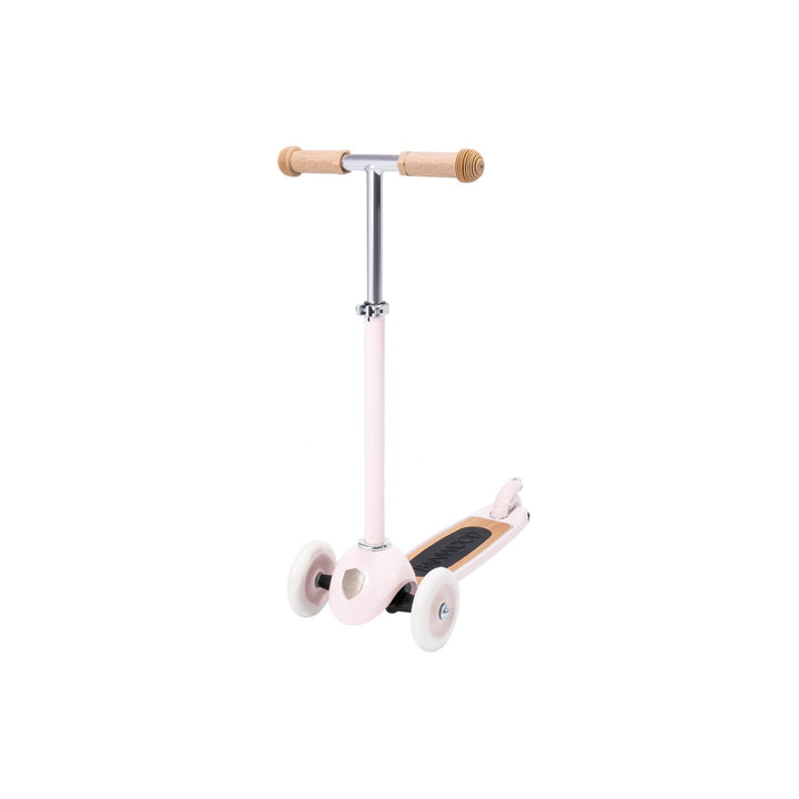 Scooter three-quarter view highlighting three-wheel stance and Banwood logo