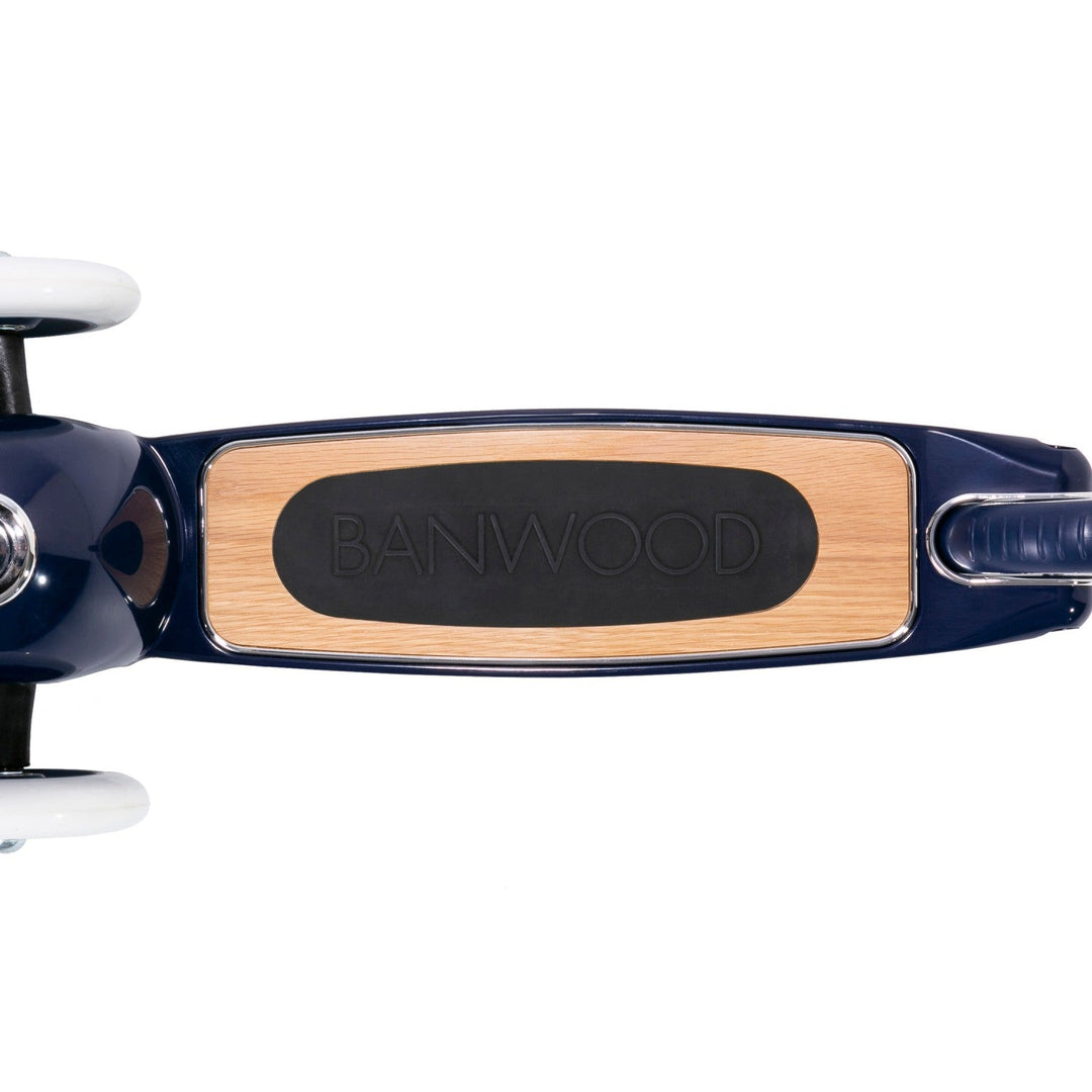 Overhead view of scooter platform and wooden handlebars Banwood