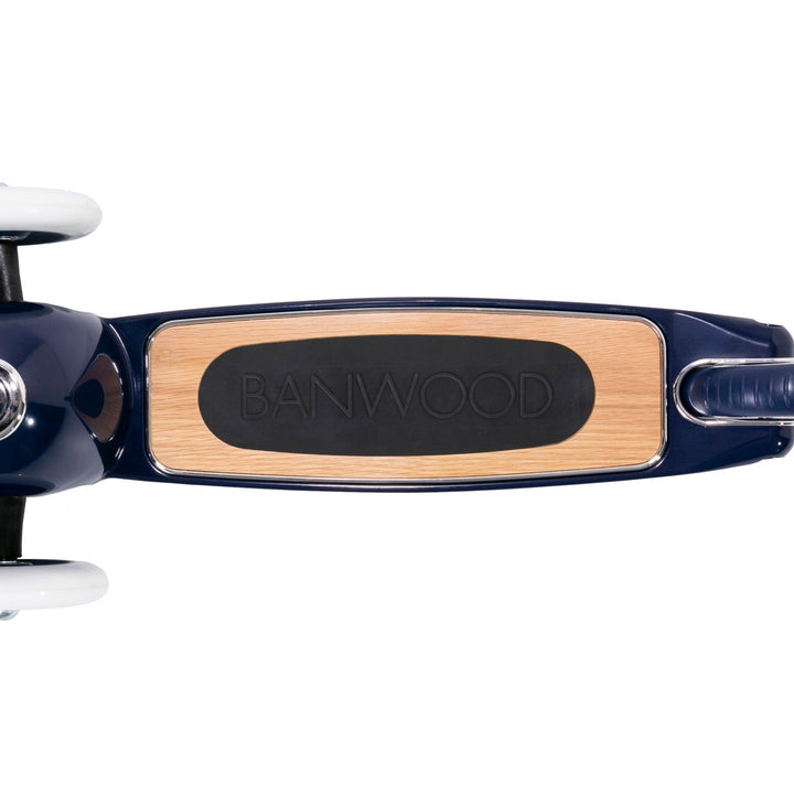 Overhead view of scooter platform and wooden handlebars Banwood