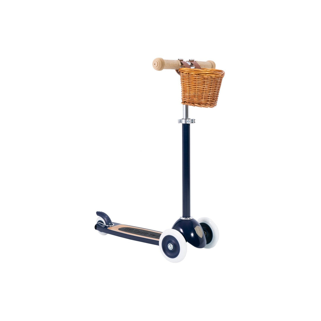 Scooter rear view with wicker basket attached to handlebars Banwood