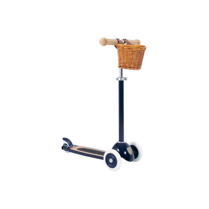 Scooter rear view with wicker basket attached to handlebars Banwood