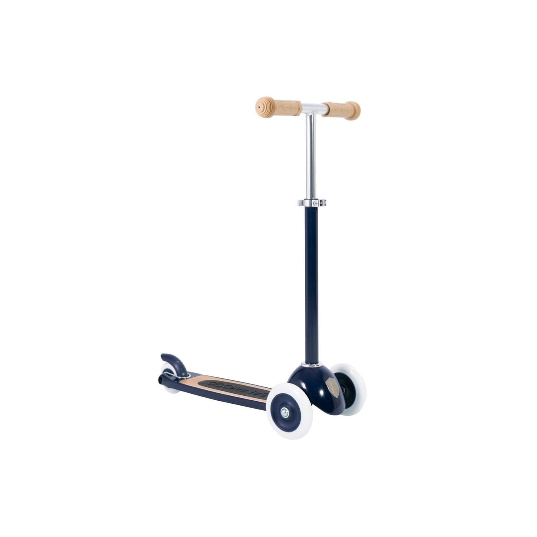 Scooter front view with wicker basket on handlebars Banwood